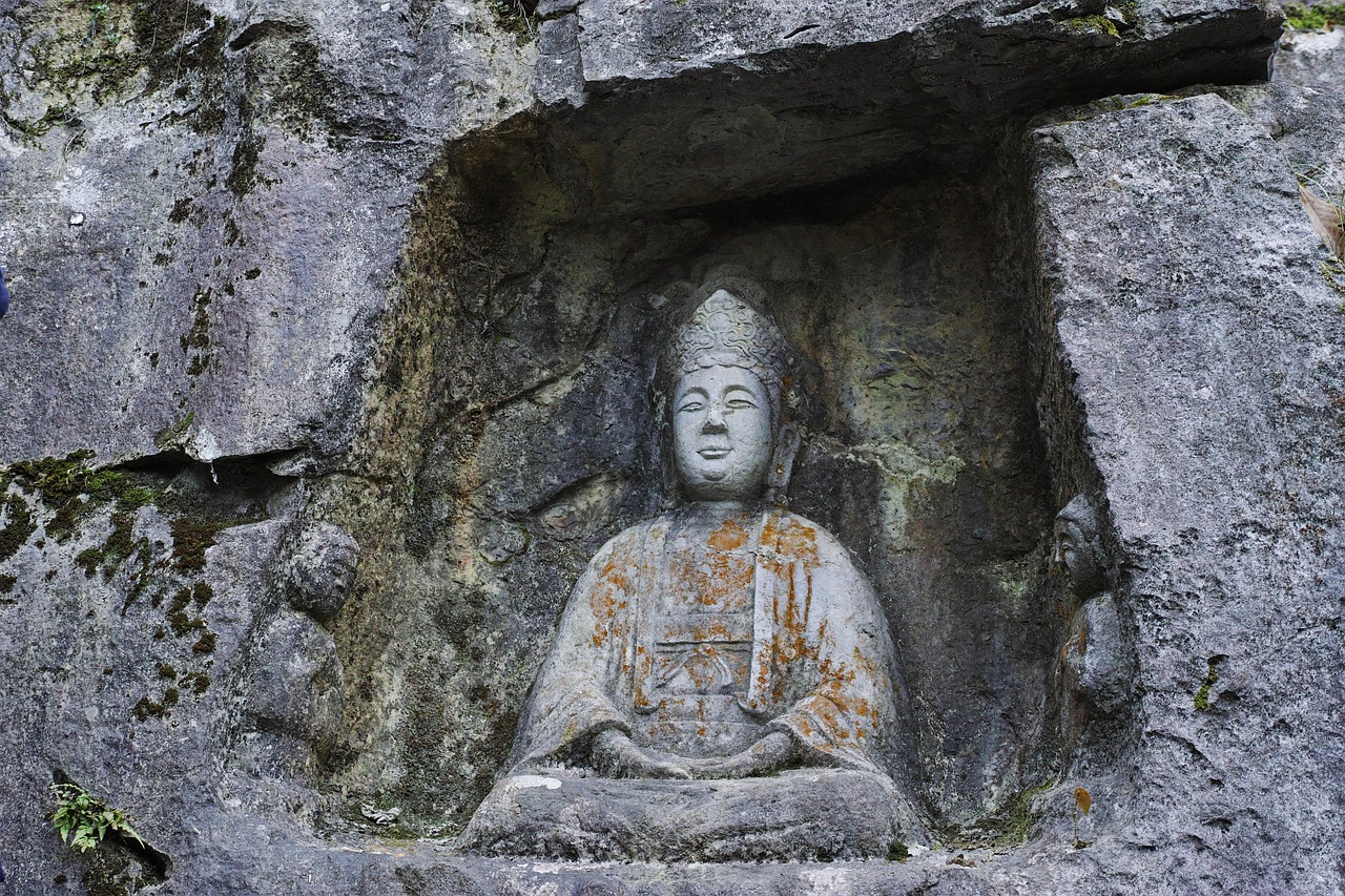 飞来峰石刻实景图